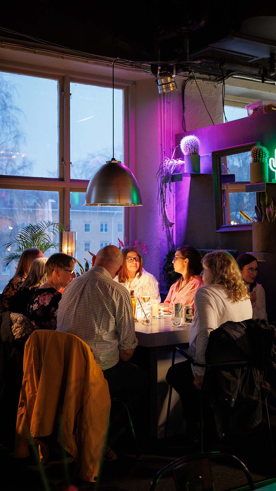 Sällskap äter mat hos Restaurangen Hunker Junker i Söderhamn.